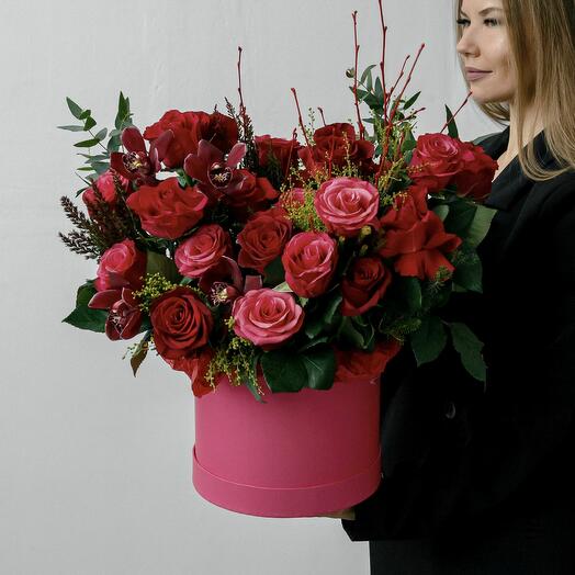 Шляпная коробка с орхидеями и малиновыми розами 5505