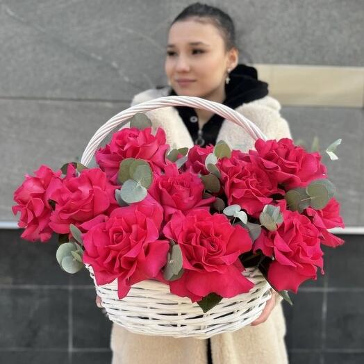 Корзина с французскими розами и ароматным эвкалиптом