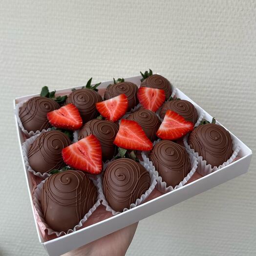 Клубника в шоколаде «Молочные узоры»