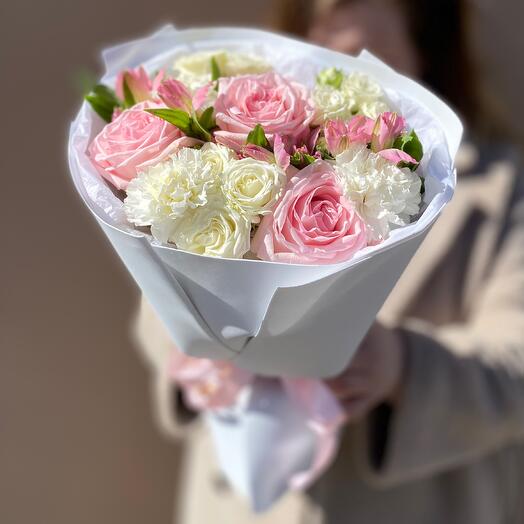 Небольшой аккуратный букет из пионовидных роз и альстромерий 🌸