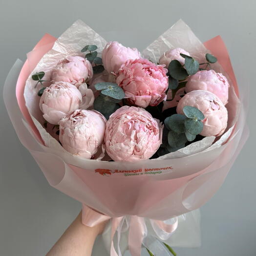 9 пионов Сара Бернар с эвкалиптом