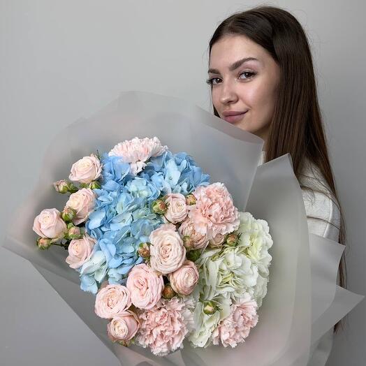 Авторский букет с кустовой розой