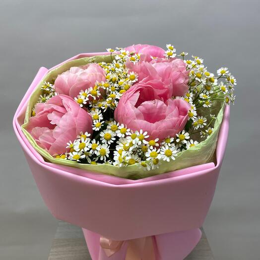 Нежный букет с пионами и матрикарией