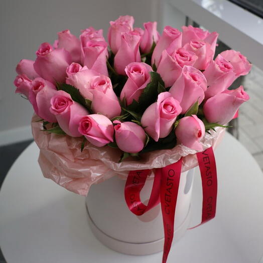 35 розовых роз в коробке