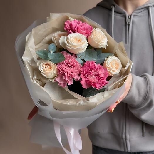 Крафтовый сверток с пионовидными розами, диантусами и эвкалиптом