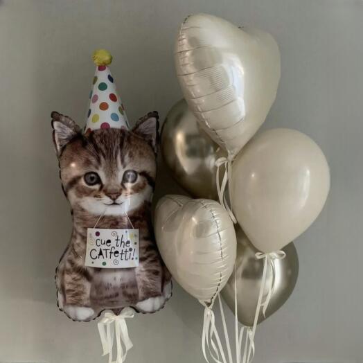 Birthday balloons, a cat and a fountain with hearts