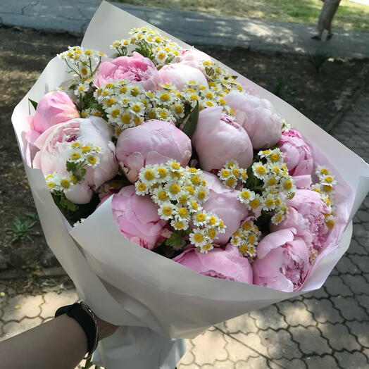 Сборный букет из пион с ромашкой