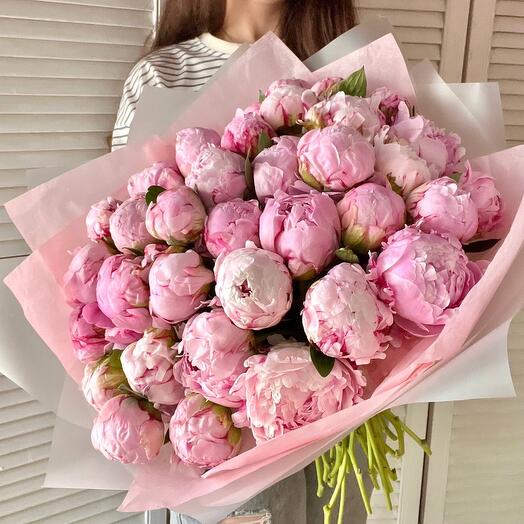 Большой букет клубничных пионов 35шт
