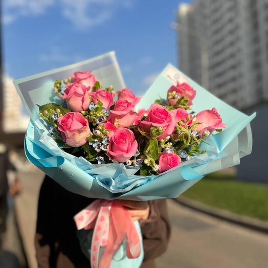 Букет из розовых роз с Оксипеталумом