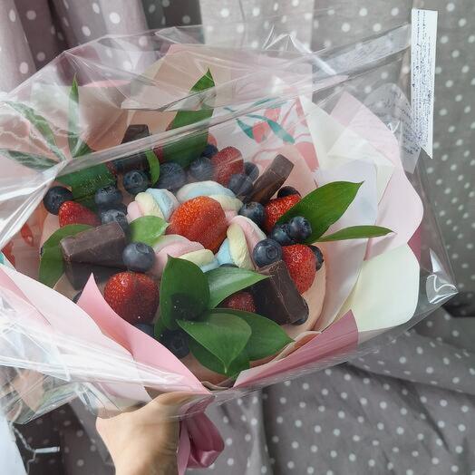 Букет из клубники со сладостями