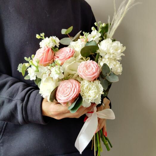 Букет невесты: кустовые пионовидные розы, гортензия, маттиола и диантусы Н10