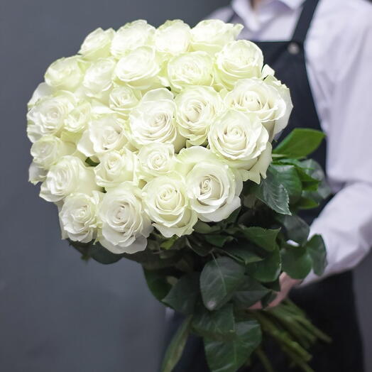 25 белых роз