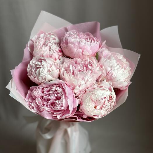 7 пионов в нежном оформлении