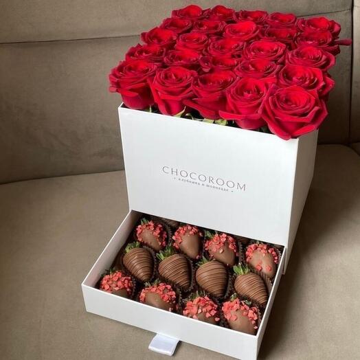 Цветы в шкатулке с клубникой в шоколаде