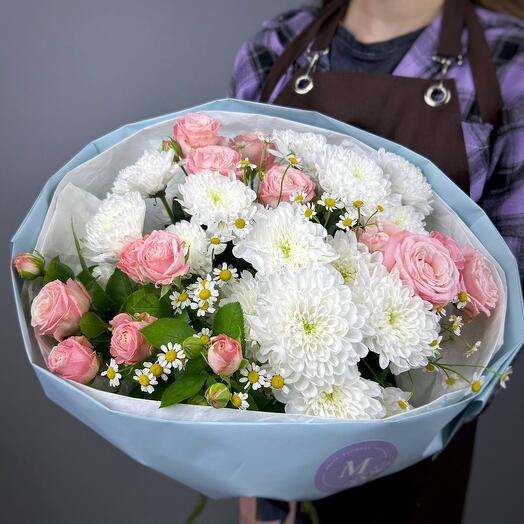 Пионовидные кустовые розы и ромашки в летнем букете