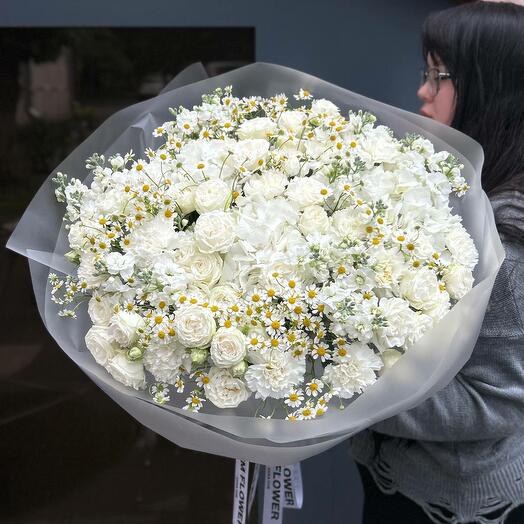 Букет из гвоздик,маттиол белых и гортензий