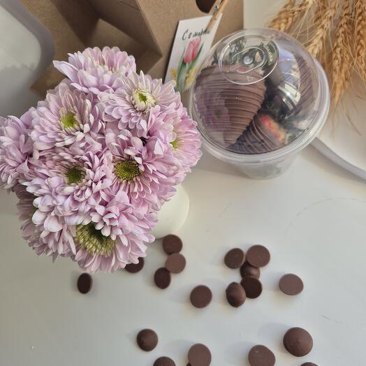 Цветы в коробке с клубникой в шоколаде