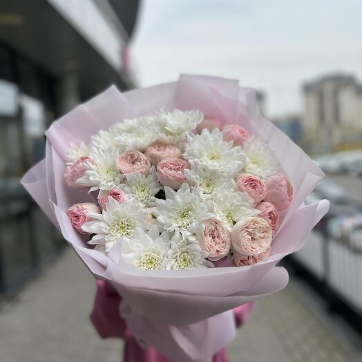 Букет с кустовой пионовидной розой