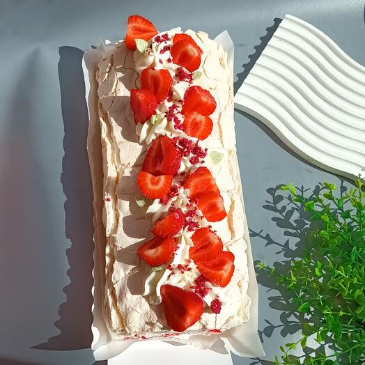 Меренговый рулет с клубникой