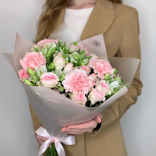Триобукет из кустовых роз "Гуд муд", розовых динатусов и белых кустовых альстромерий x5