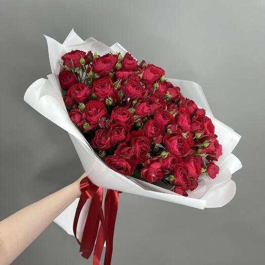 Букет красных кустовых роз