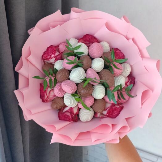 Клубника в шоколаде с розами