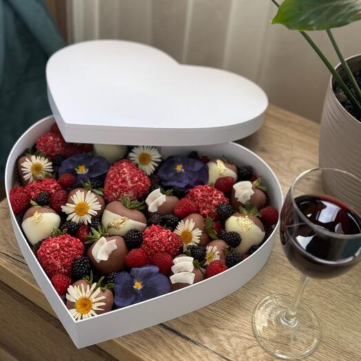 Сердце с клубникой в шоколаде