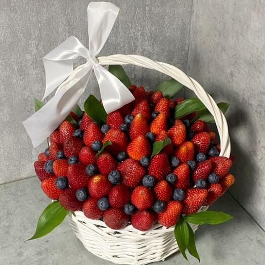 Корзина с клубникой