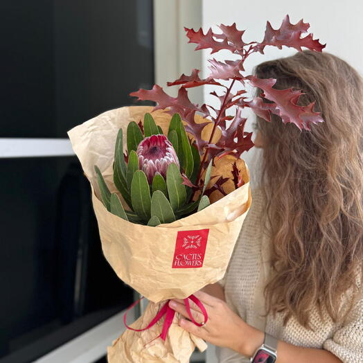 Стойкая охапка с протеей