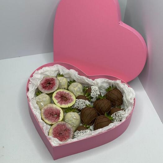 Сердце с клубникой в шоколаде