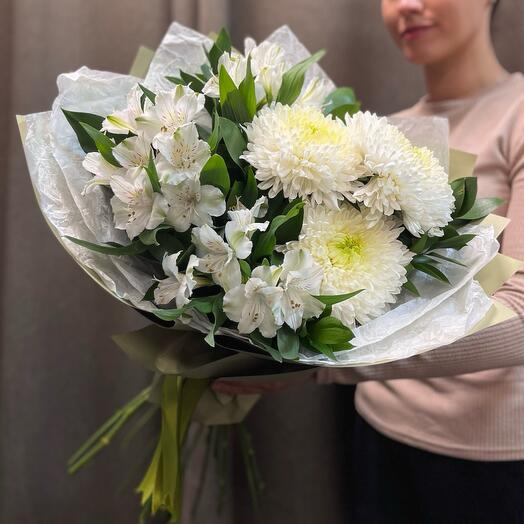 Авторский букет из Альстромерий, Хризантем и Рускуса