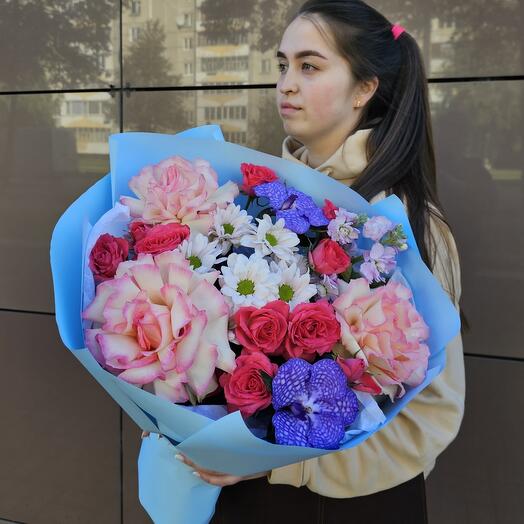 Букет с пион розами и экзотической орхидеей