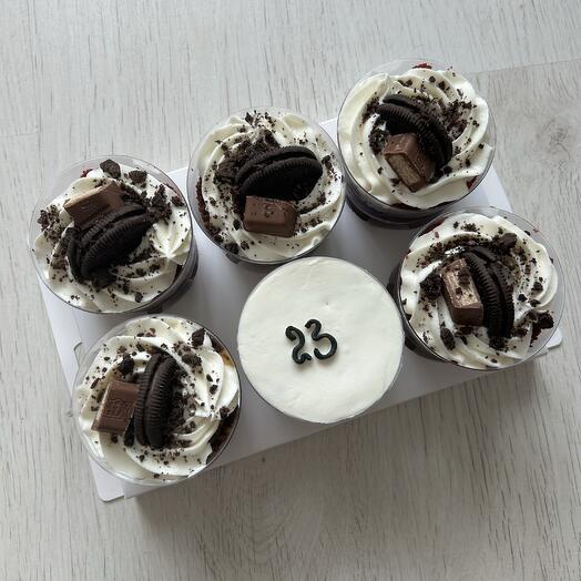 Трайфлы с декором из печеньки и шоколадки