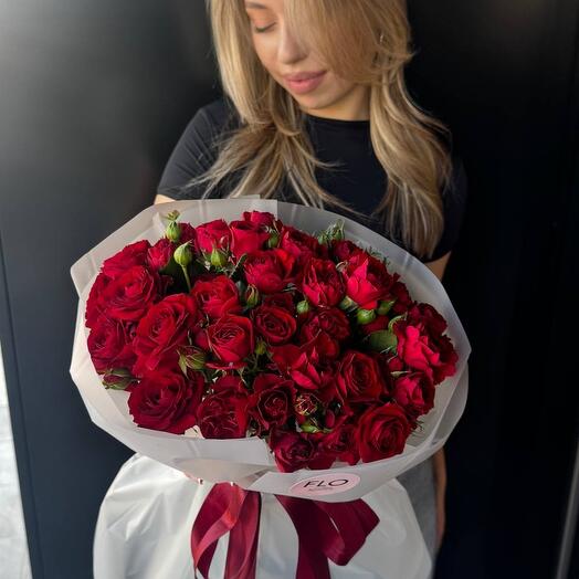 Букет из 9 красных пионовидных кустовых роз