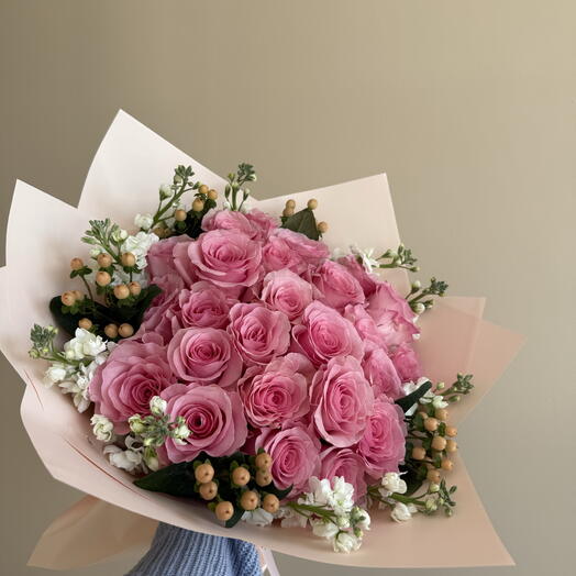 25 троянд з наповнювачами