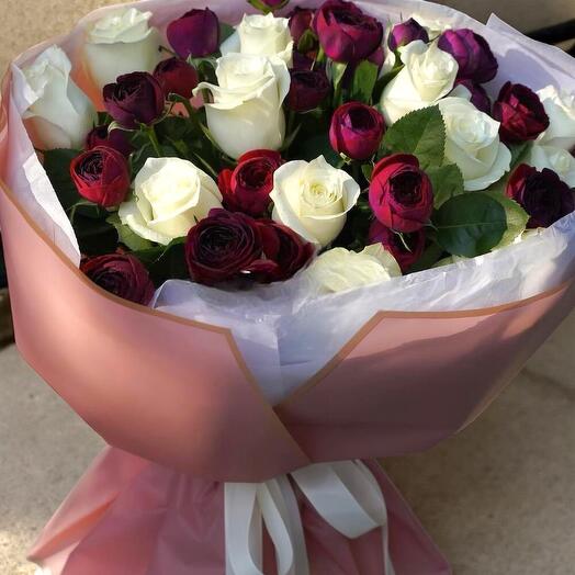 Букет «Изысканный дуэт» из белых роз и бордовых ранункулюсов – Роскошный подарок из свежих цветов