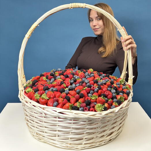 Огромная корзина с ягодами микс 15000гр
