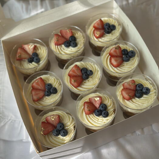 Трайфлы с ягодами (клубникой и голубикой),торт в стакане , День отца / Подарок папе