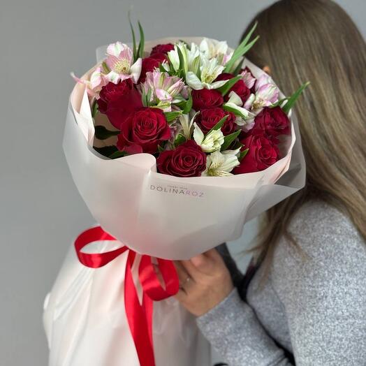 Букет «Красные розы с альстромерией»
