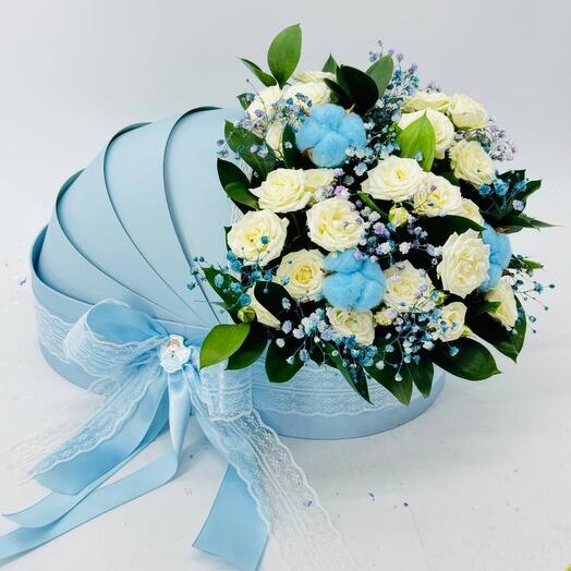 Bouquet of flowers to the cradle for the discharge of a boy from the hospital