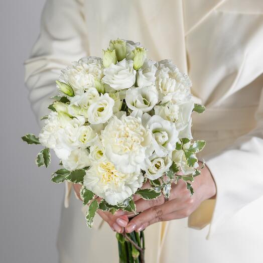 Букет невесты с белыми диантусами «Ажурный»
