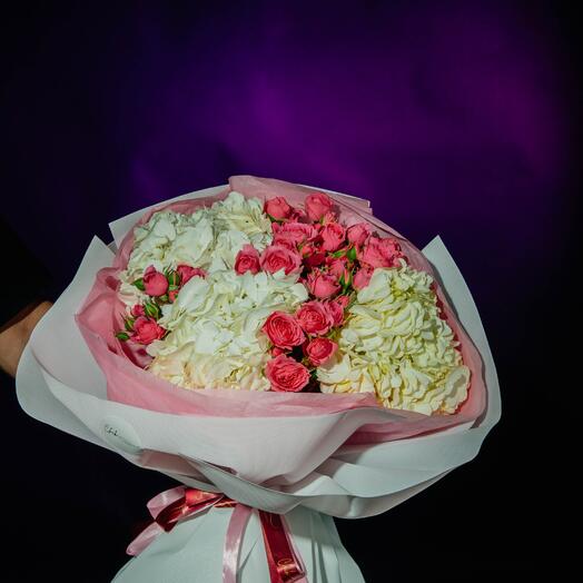 Гортензия и кустовые розы