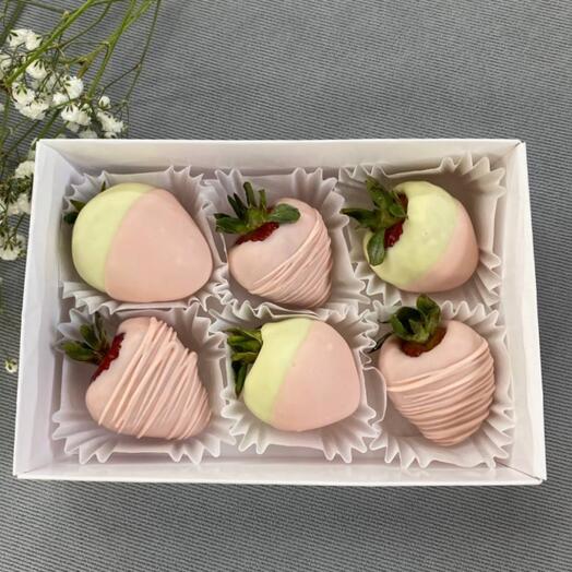 Клубника в белом и розовом шоколаде
