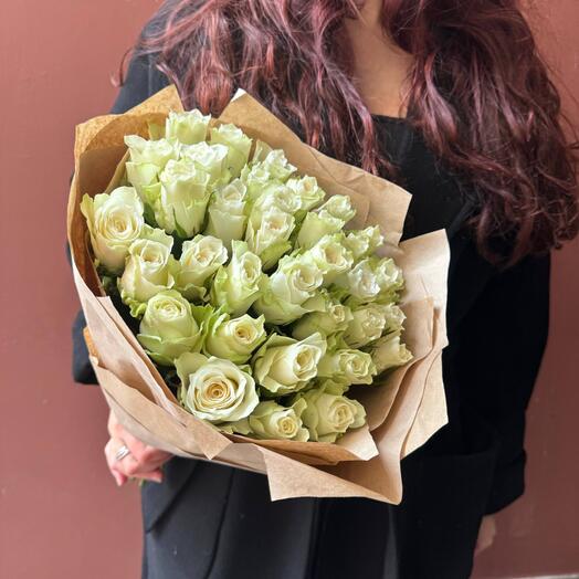 Букет 448 | 35 белых роз в крафте
