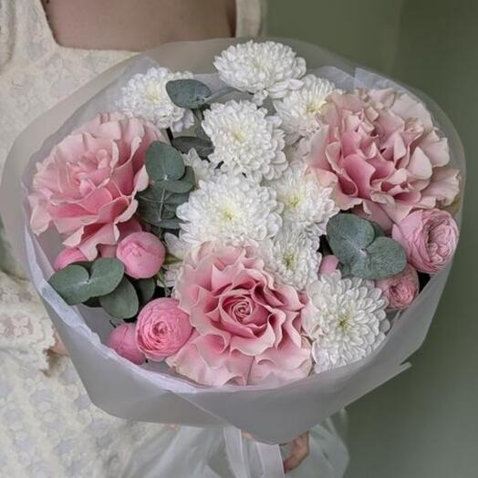 Сборный букет из французской розы, кустовой хризантемы и пионовидной розы с ветками эвкалипта