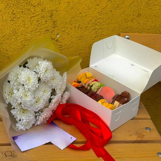 Букетик Хризантем и Бокс Макаронс