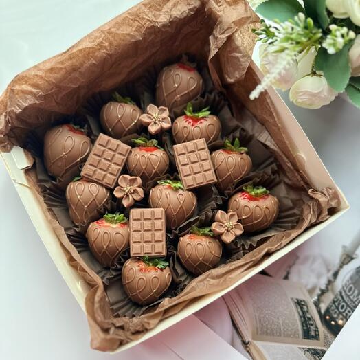 Клубника в шоколаде. Молочный с цветочками