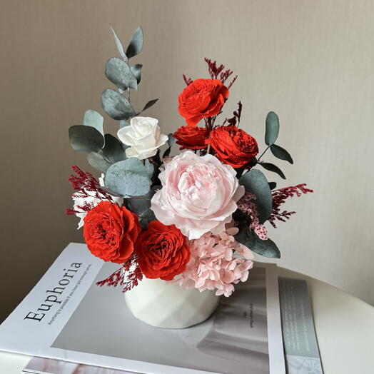 Композиция из красных и розовых пионовидных роз