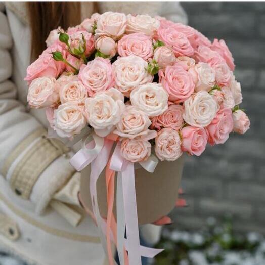 Пионовидные розы бомбастик в шляпной коробке