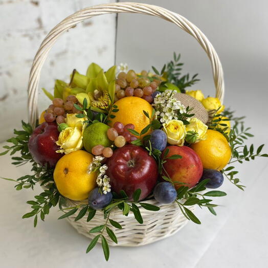 Корзина с орхидеями, кустовыми розами и фруктами